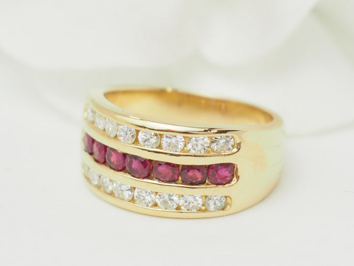 Bague ruban en or jaune, rubis et diamants