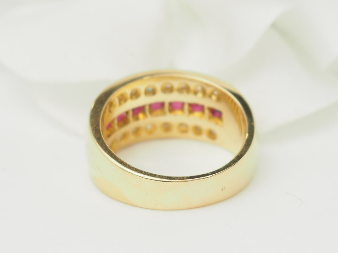 Bague ruban en or jaune, rubis et diamants