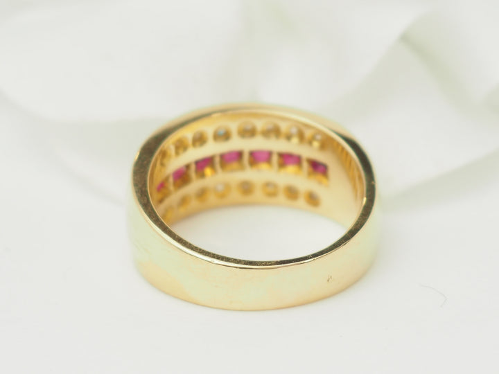 Bague ruban en or jaune, rubis et diamants