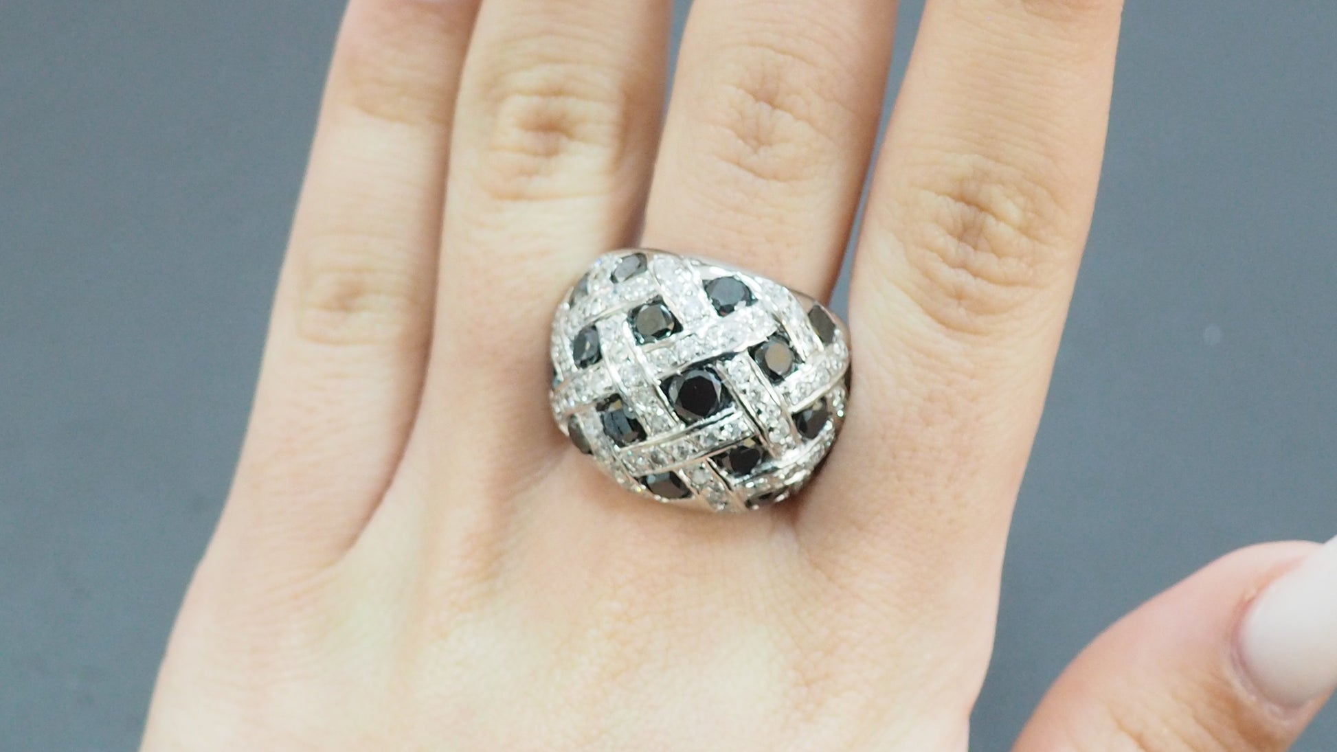 Bague jonc en or blanc et diamants noirs 