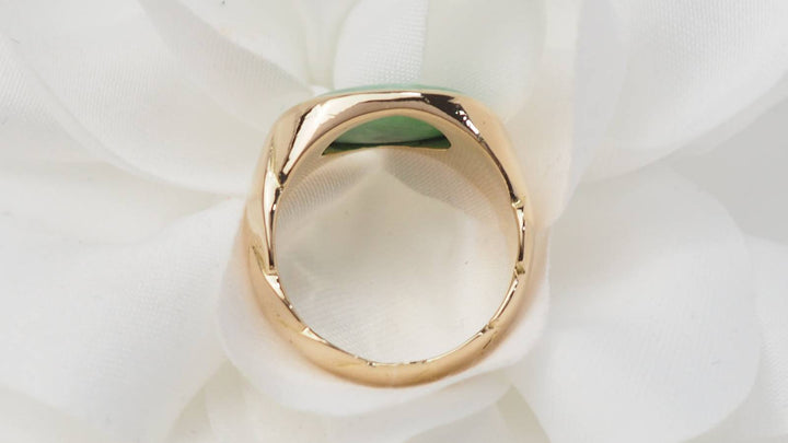 Bague chevalière en or jaune et cabochon jade