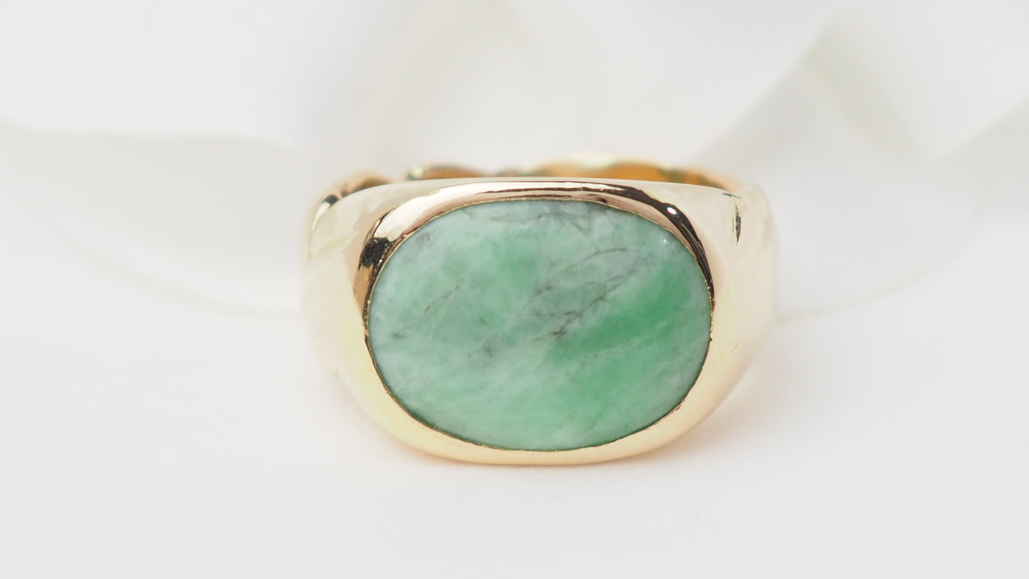 Bague chevalière en or jaune et cabochon jade