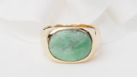 Bague chevalière en or jaune et cabochon jade