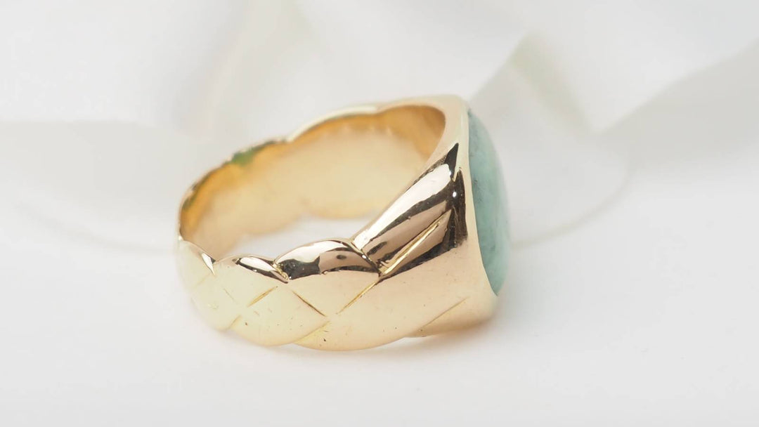 Bague chevalière en or jaune et cabochon jade