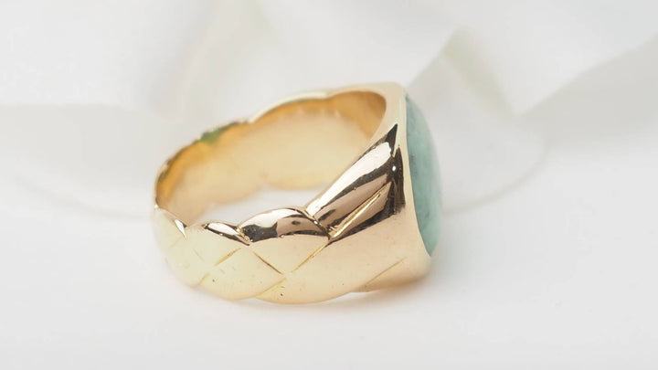 Bague chevalière en or jaune et cabochon jade