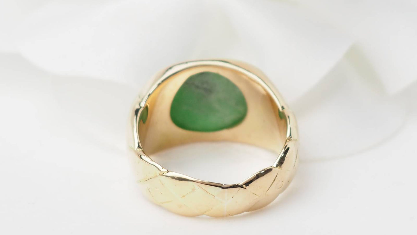 Bague chevalière en or jaune et cabochon jade