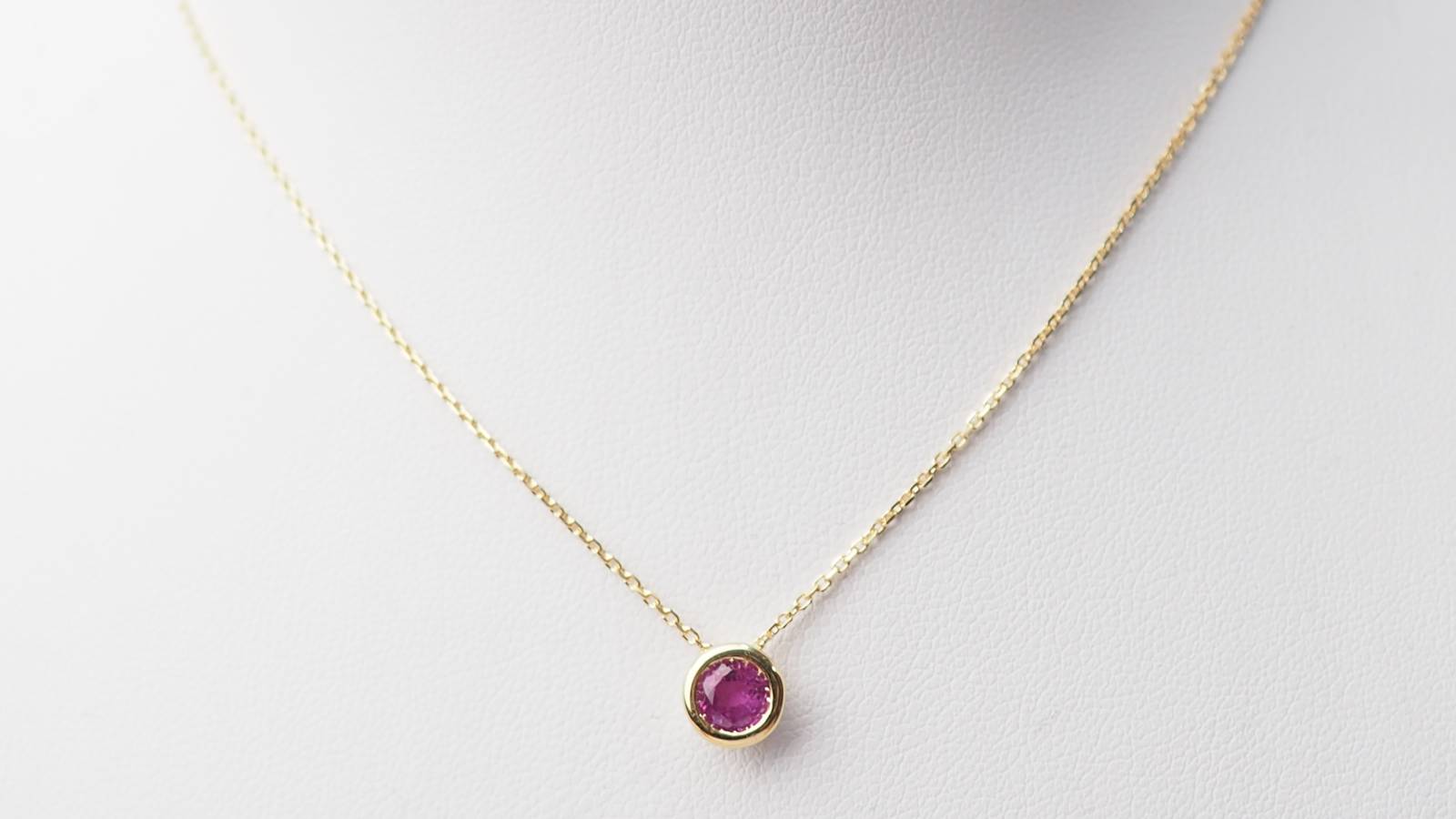 Collier solitaire en rubis