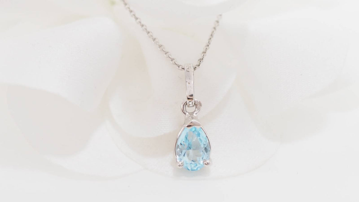 Collier solitaire en or blanc et topaze bleue
