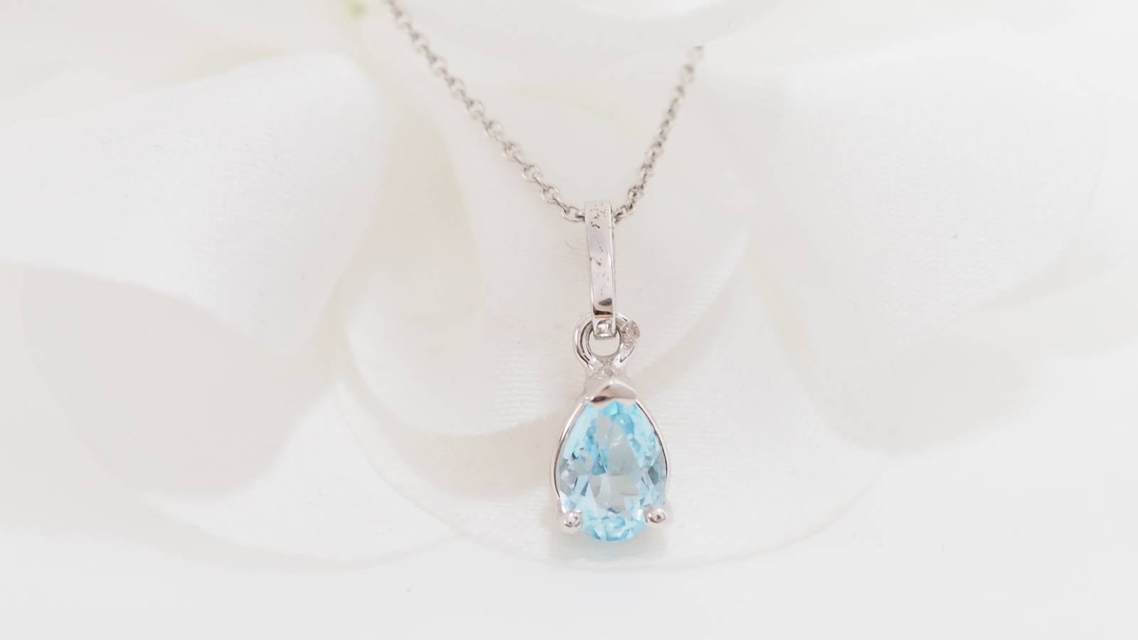 Collier solitaire en or blanc et topaze bleue