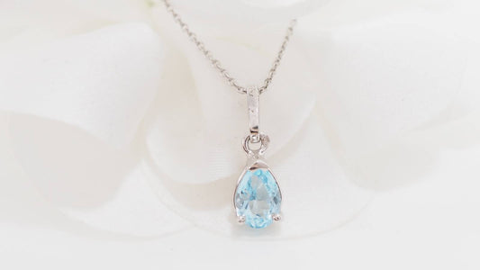 Collier solitaire en or blanc et topaze bleue