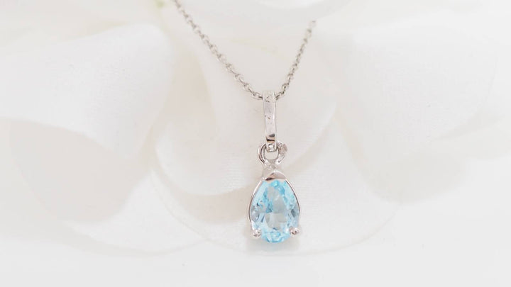 Collier solitaire en or blanc et topaze bleue