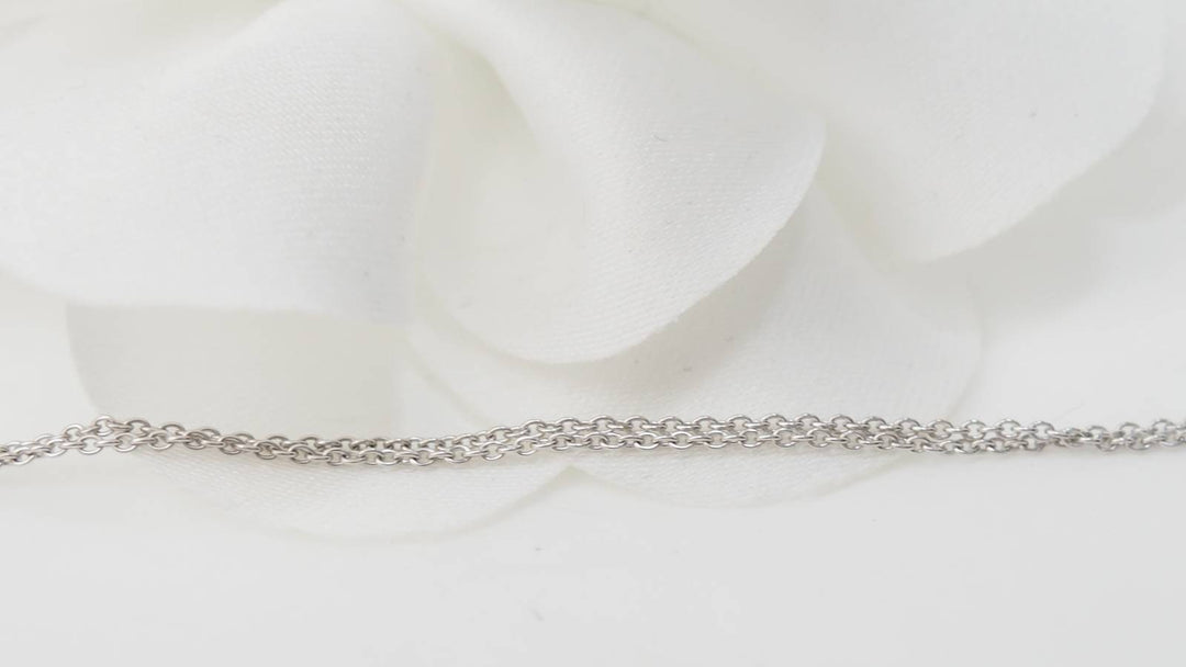Collier solitaire en or blanc et topaze bleue