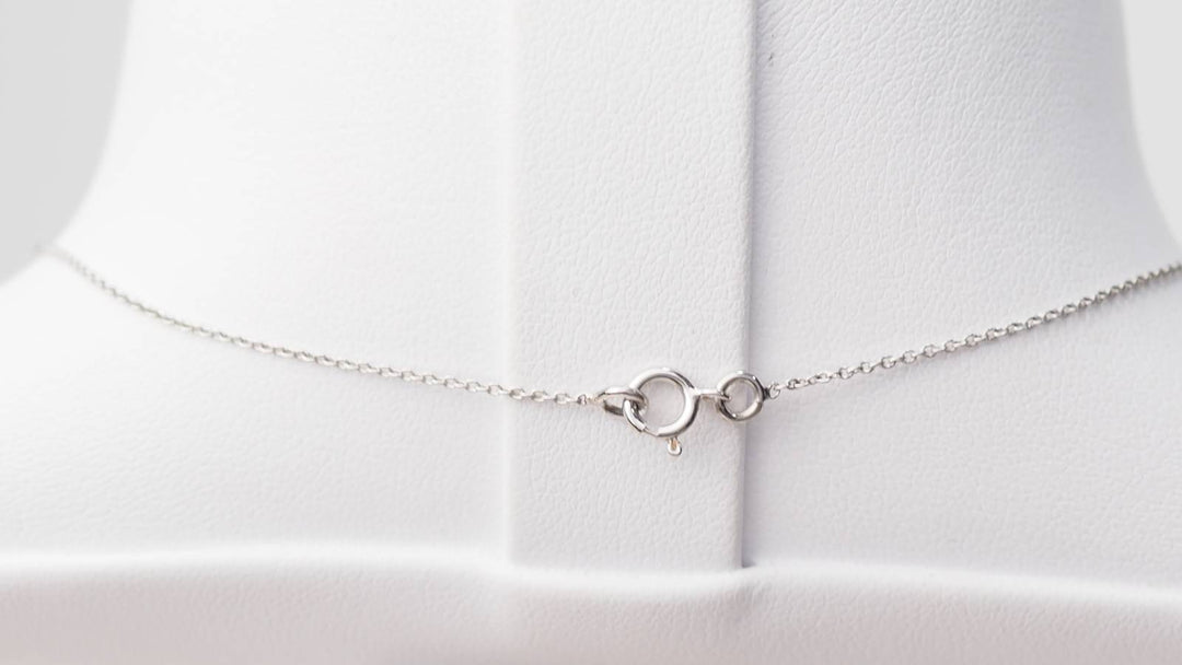 Collier solitaire en or blanc et topaze bleue
