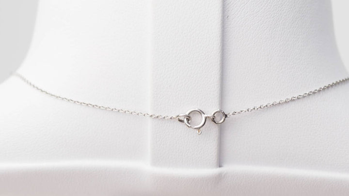 Collier solitaire en or blanc et topaze bleue