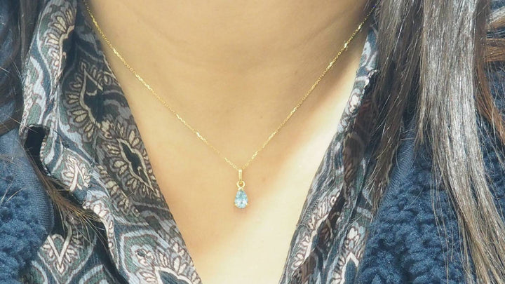 Collier solitaire en or jaune et topaze bleue