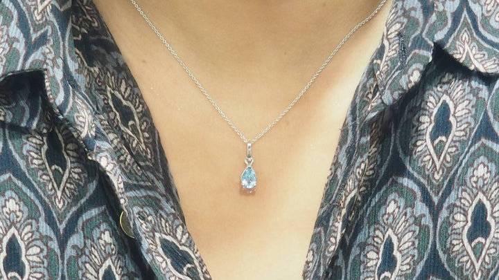 Collier solitaire en or blanc et topaze bleue