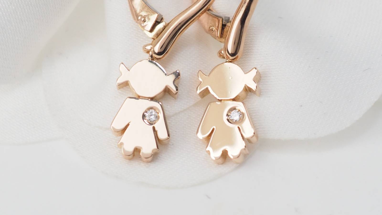 pendants d'oreilles motif petites filles