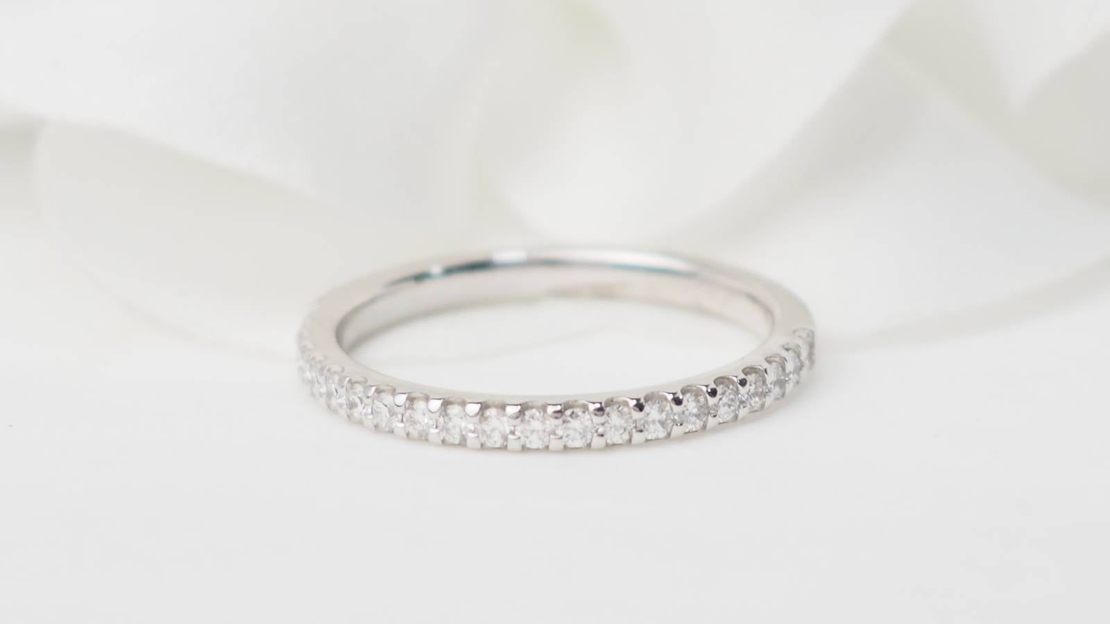 Demi alliance en or blanc et diamants 