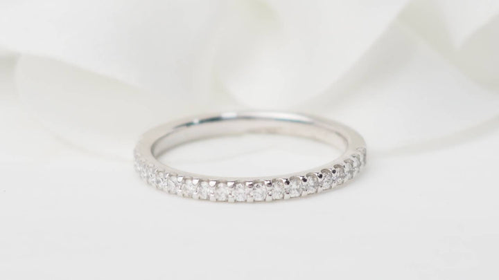 Demi alliance en or blanc et diamants 