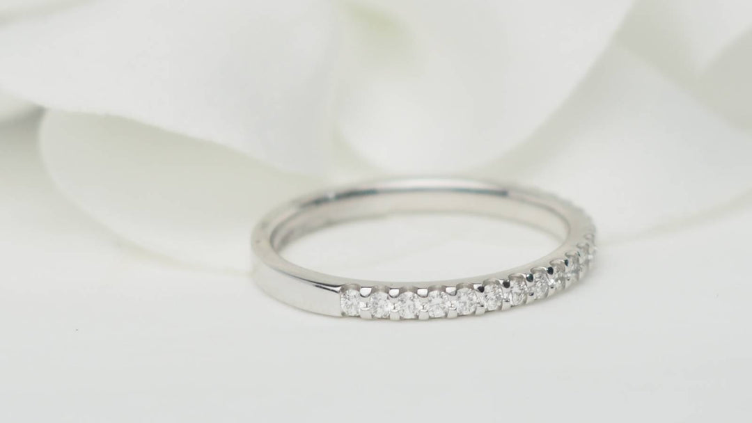 Demi alliance en or blanc et diamants 0.25ct