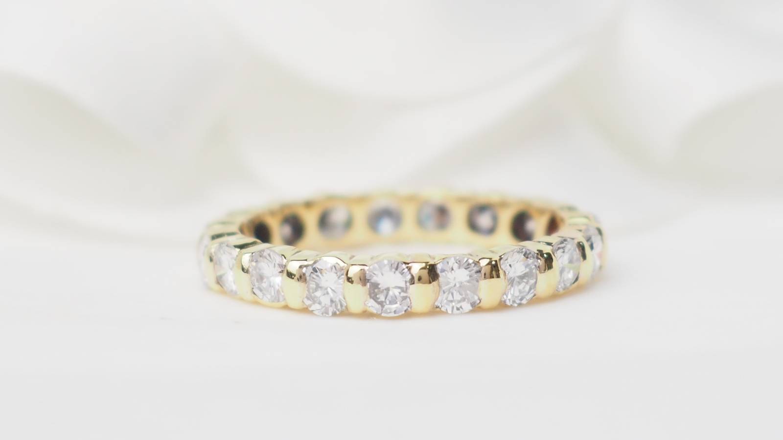 Alliance américaine en or jaune et diamants