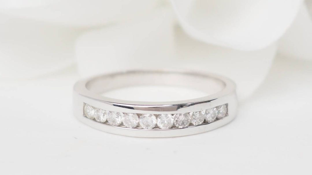 Demi alliance en or blanc et diamants