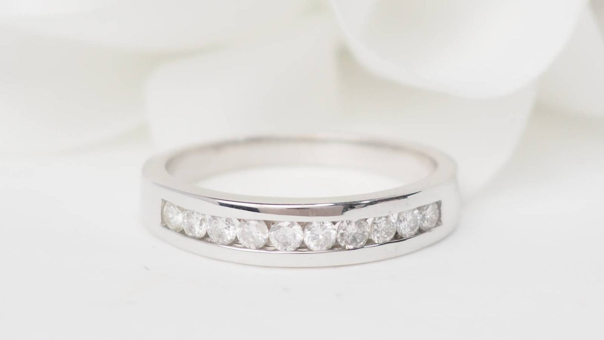 Demi alliance en or blanc et diamants