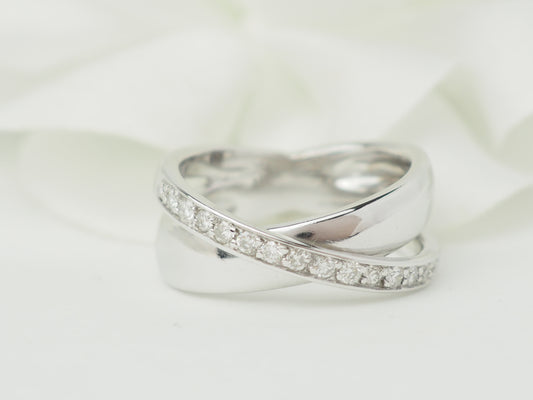 Bague croisée en or blanc et diamants