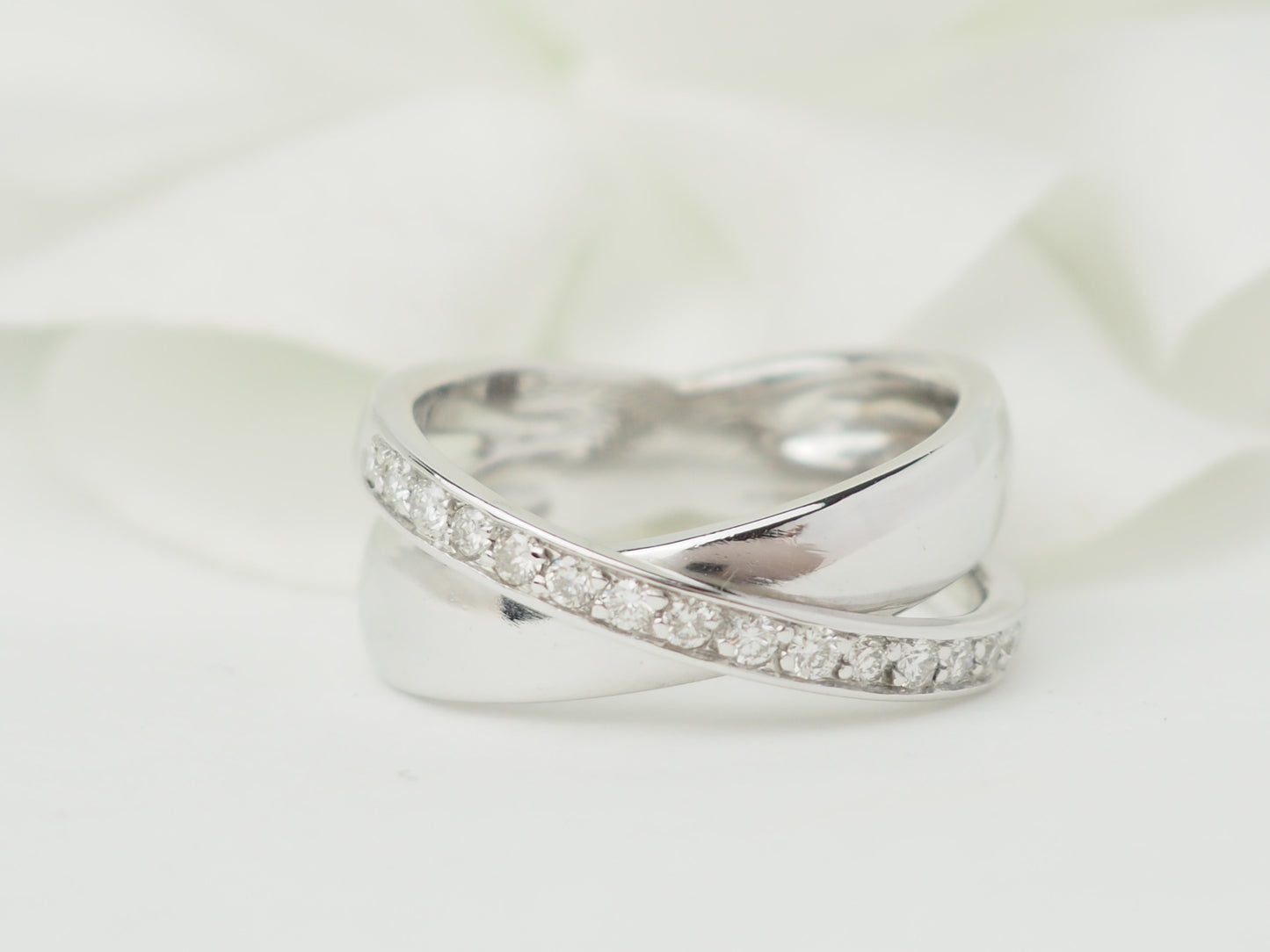 Bague croisée en or blanc et diamants