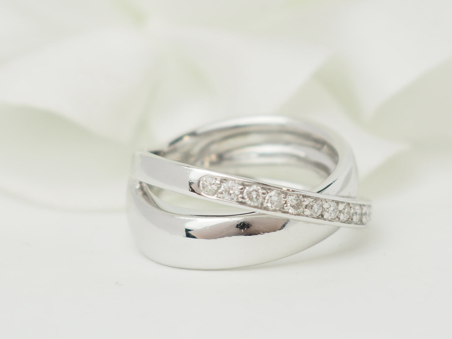 Bague croisée en or blanc et diamants