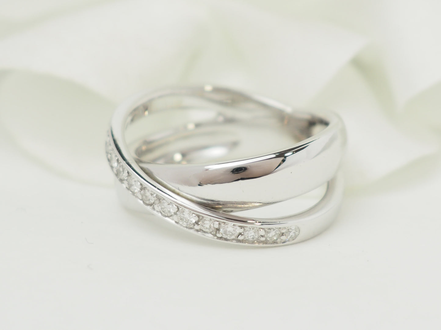 Bague croisée en or blanc et diamants