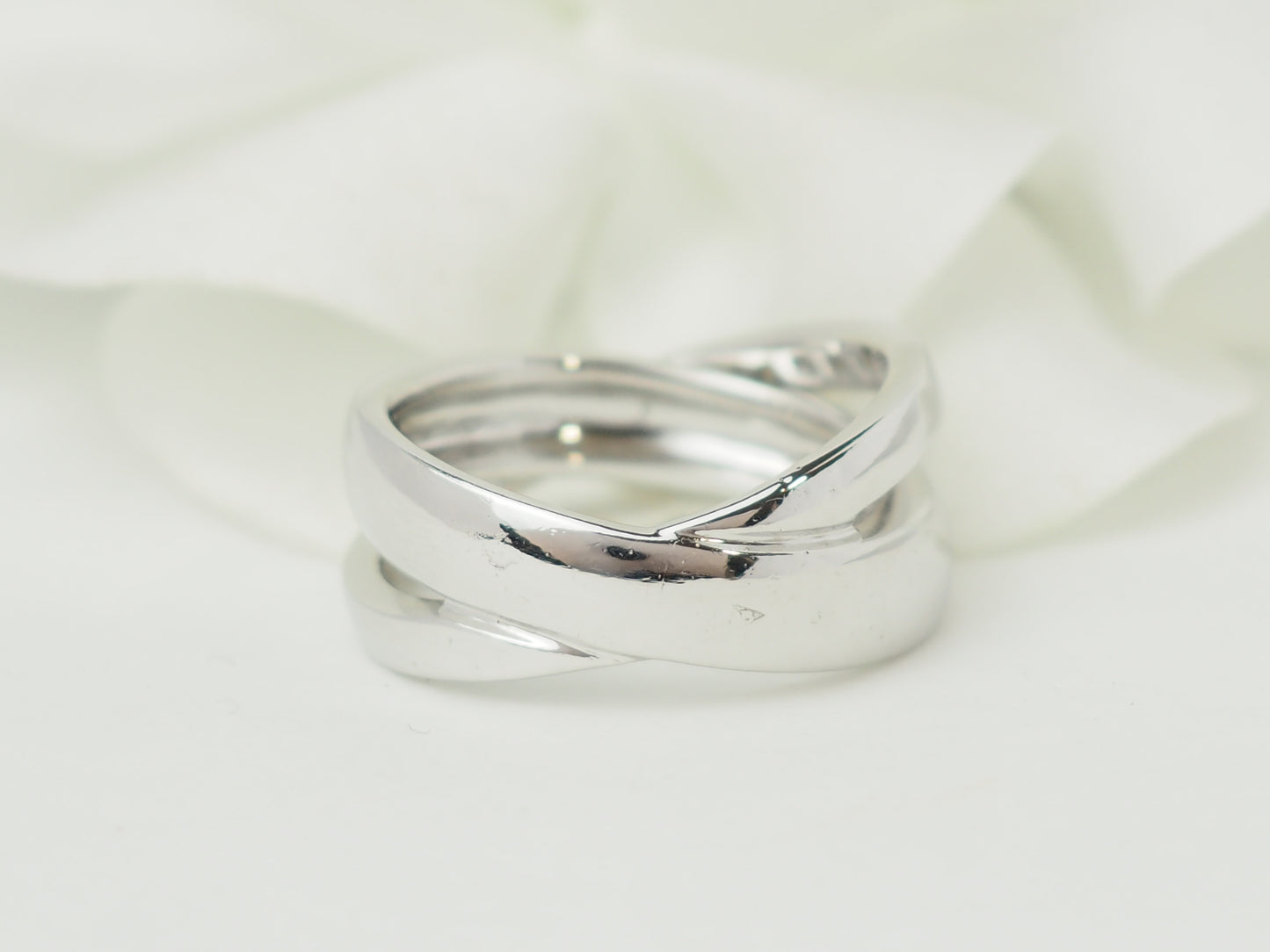 Bague croisée en or blanc et diamants
