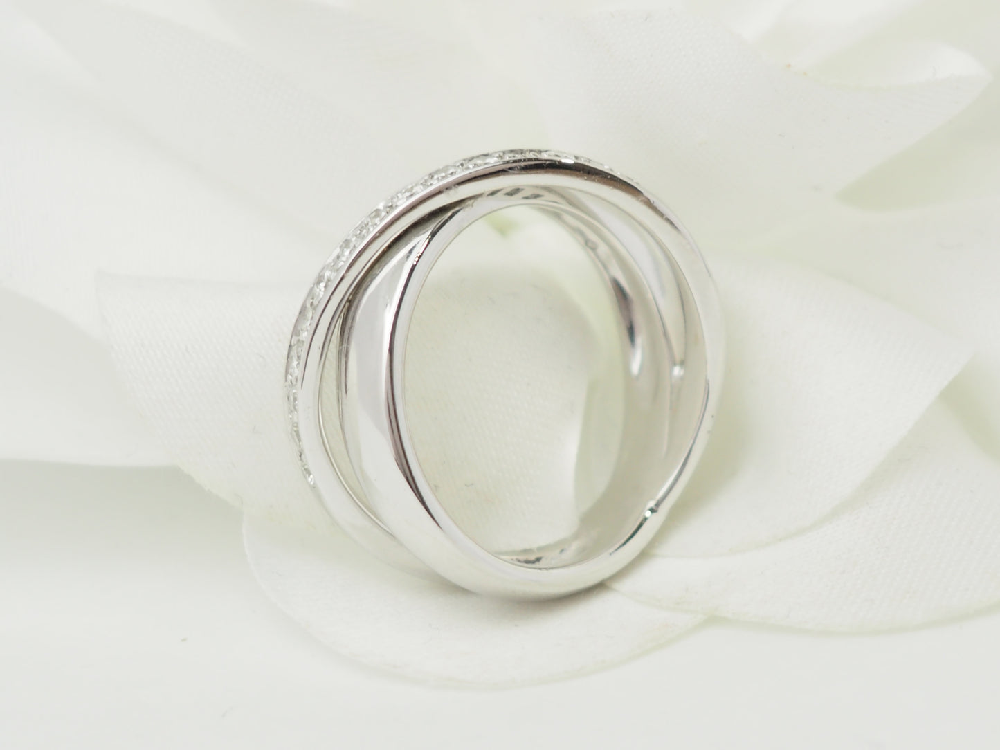 Bague croisée en or blanc et diamants