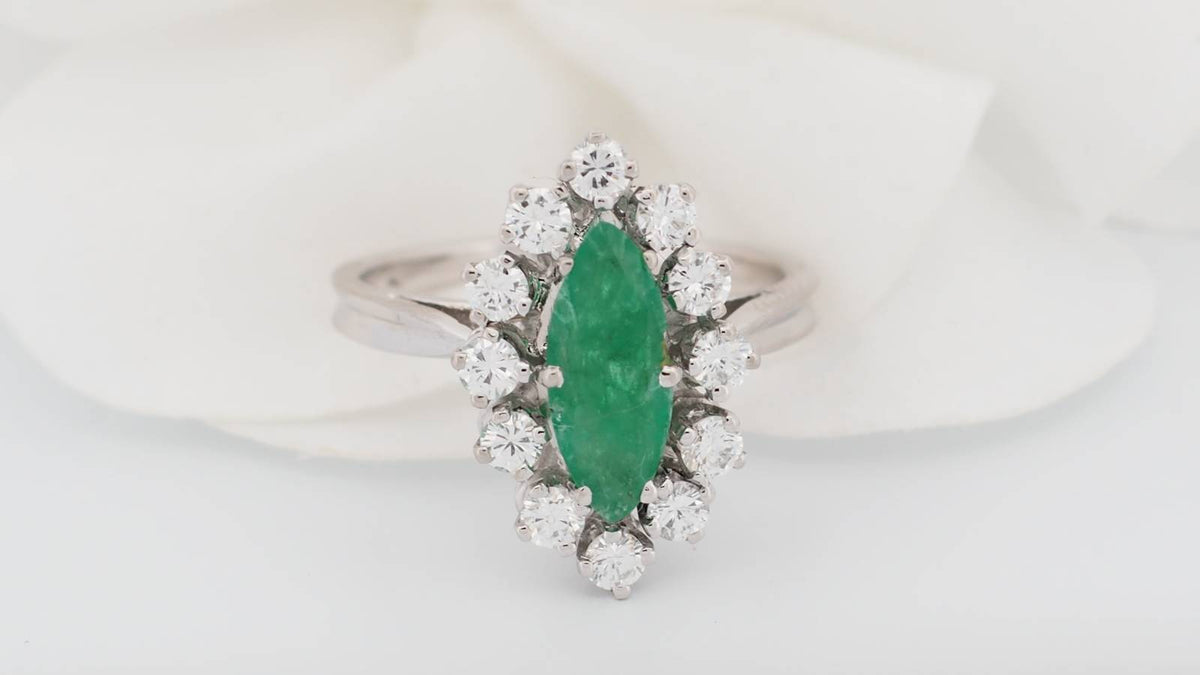 Bague marquise en or blanc, émeraude et diamants 