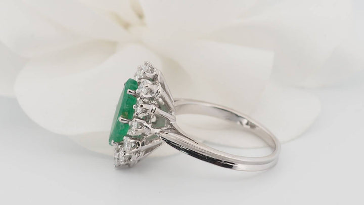Bague marquise en or blanc, émeraude et diamants