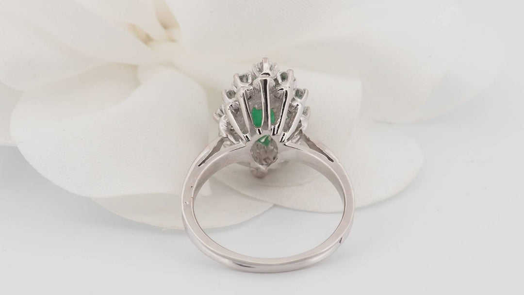 Bague marquise en or blanc, émeraude et diamants
