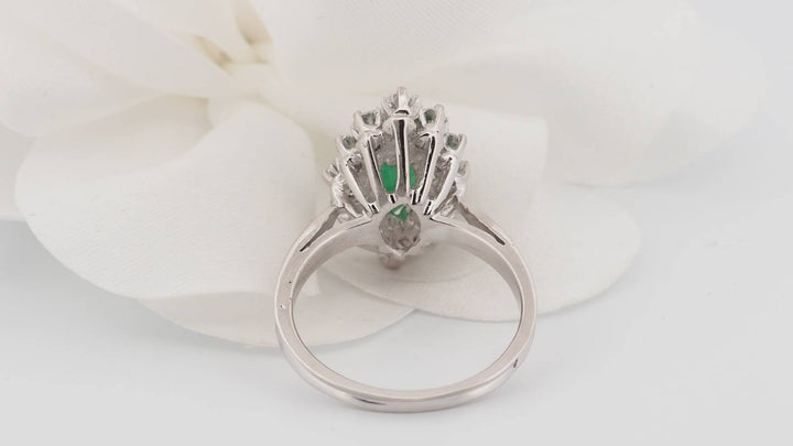 Bague marquise en or blanc, émeraude et diamants