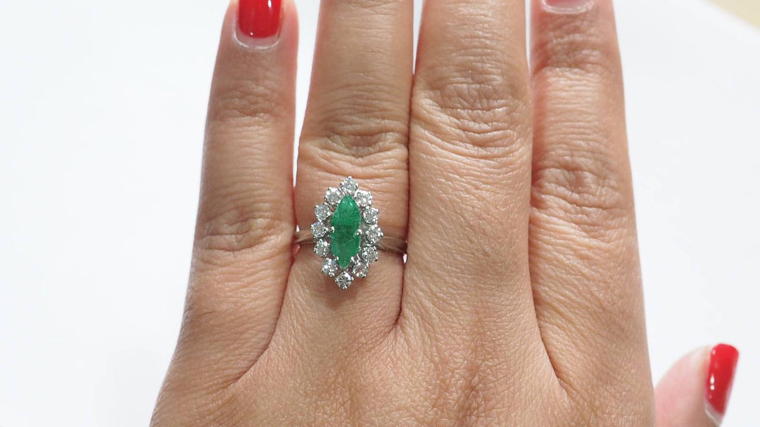 Bague marquise en or blanc, émeraude et diamants