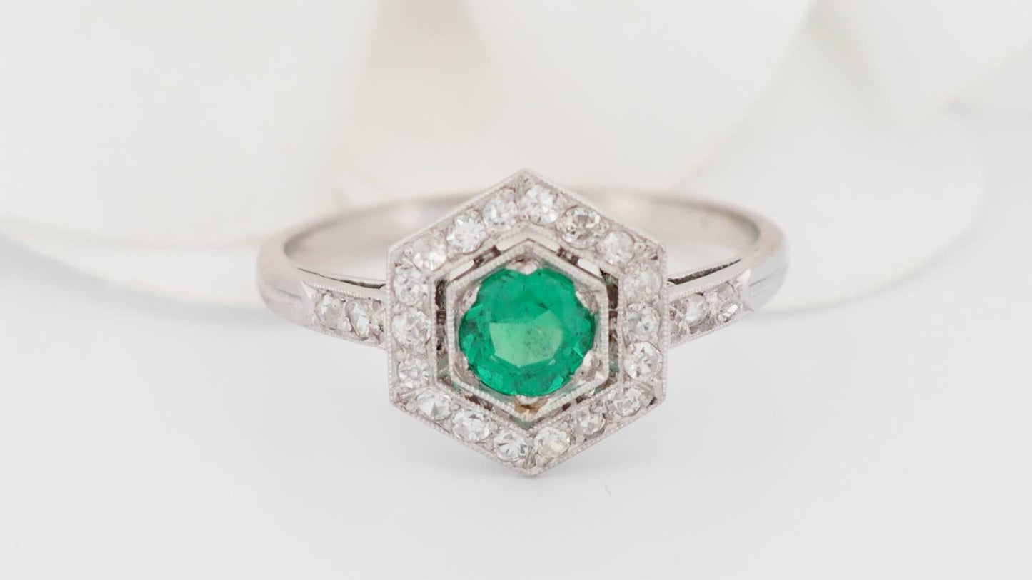 Bague en or blanc, émeraude et diamants