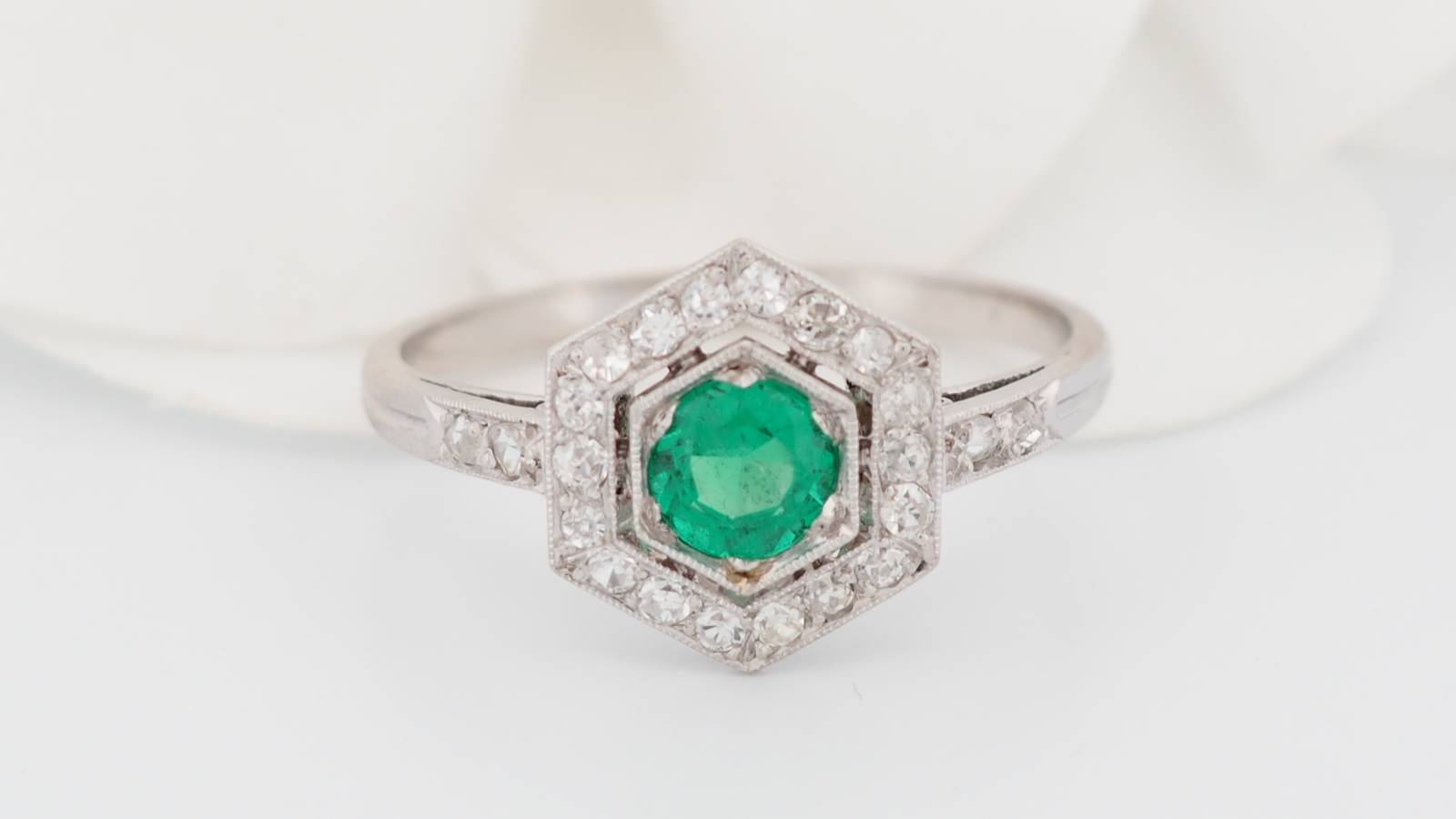 Bague en or blanc, émeraude et diamants