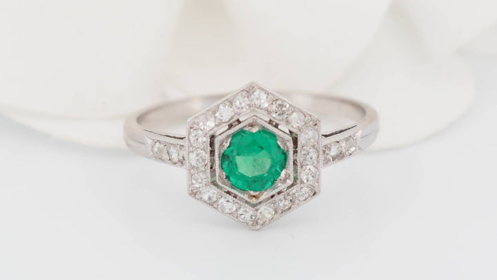 Bague en or blanc, émeraude et diamants