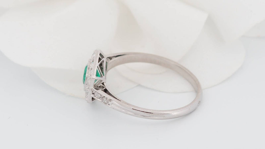 Bague hexagonale en platine, émeraude et diamants