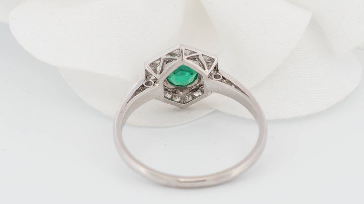 Bague hexagonale en platine, émeraude et diamants