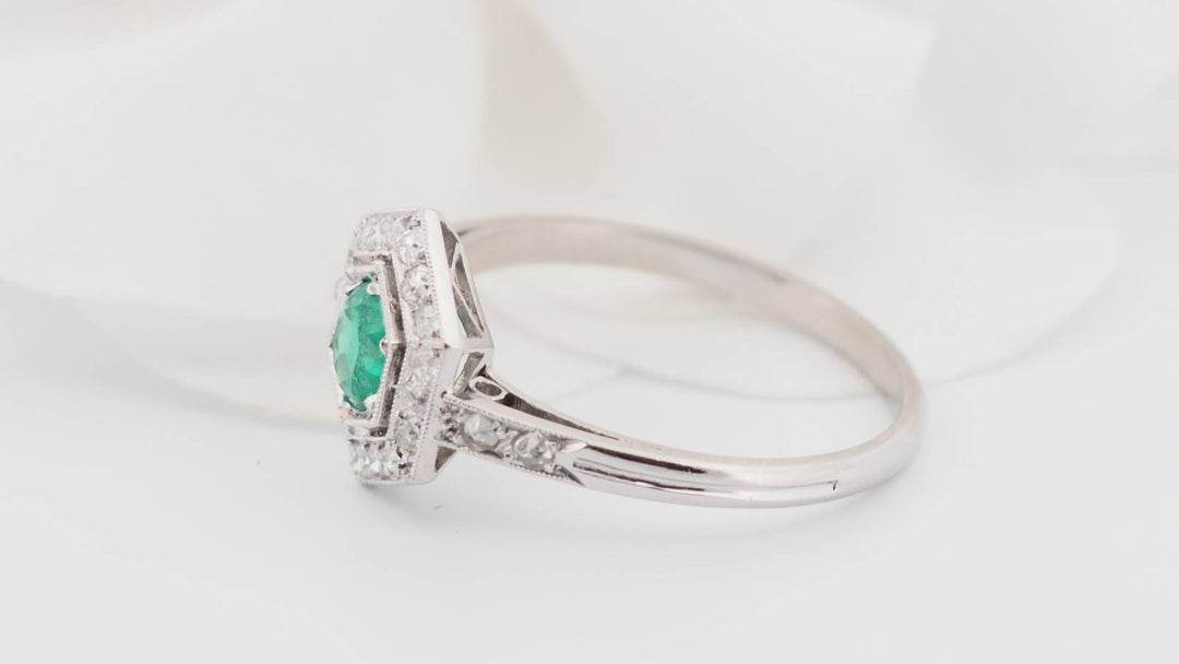 Bague hexagonale en platine, émeraude et diamants