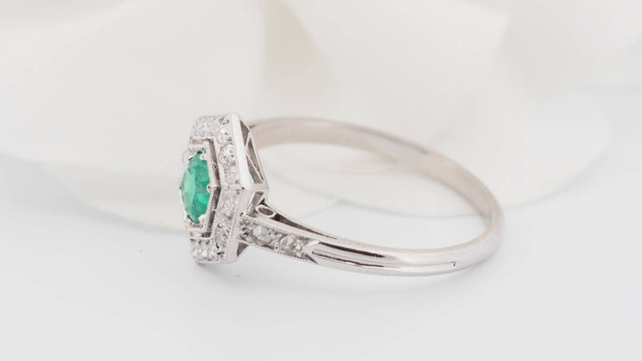 Bague hexagonale en platine, émeraude et diamants