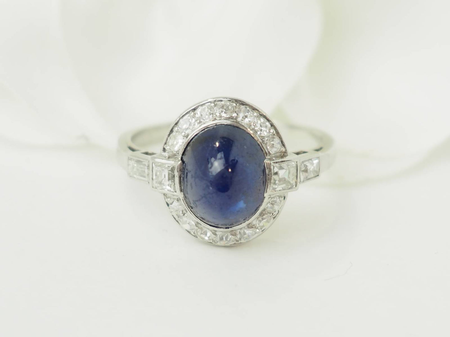 Bague ancienne en platine, saphir en cabochon et diamants