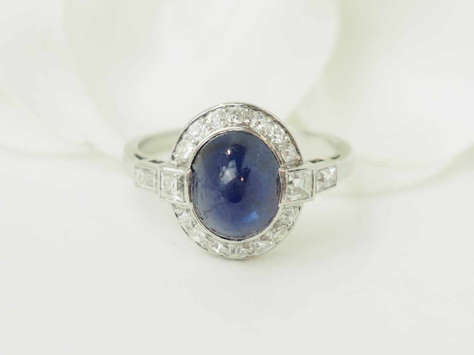 Bague ancienne en platine, saphir en cabochon et diamants