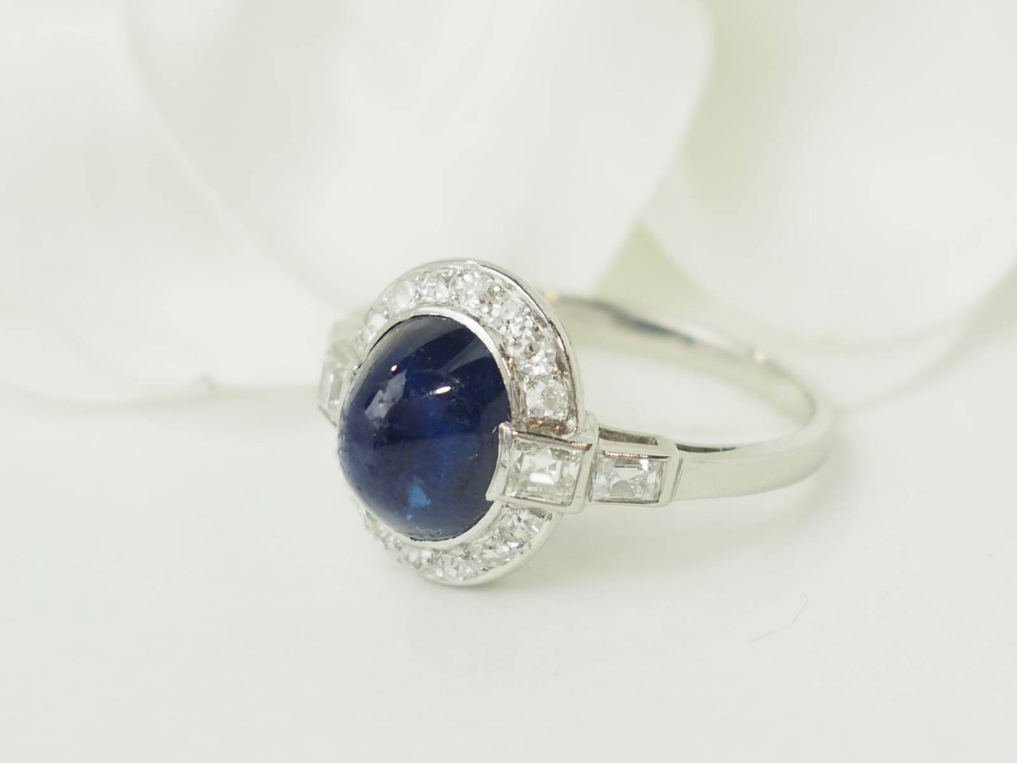 Bague Art Déco en platine, saphir en cabochon et diamants