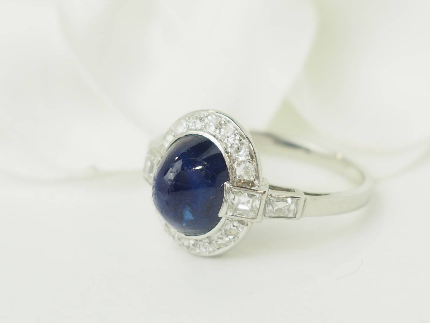 Bague Art Déco en platine, saphir en cabochon et diamants