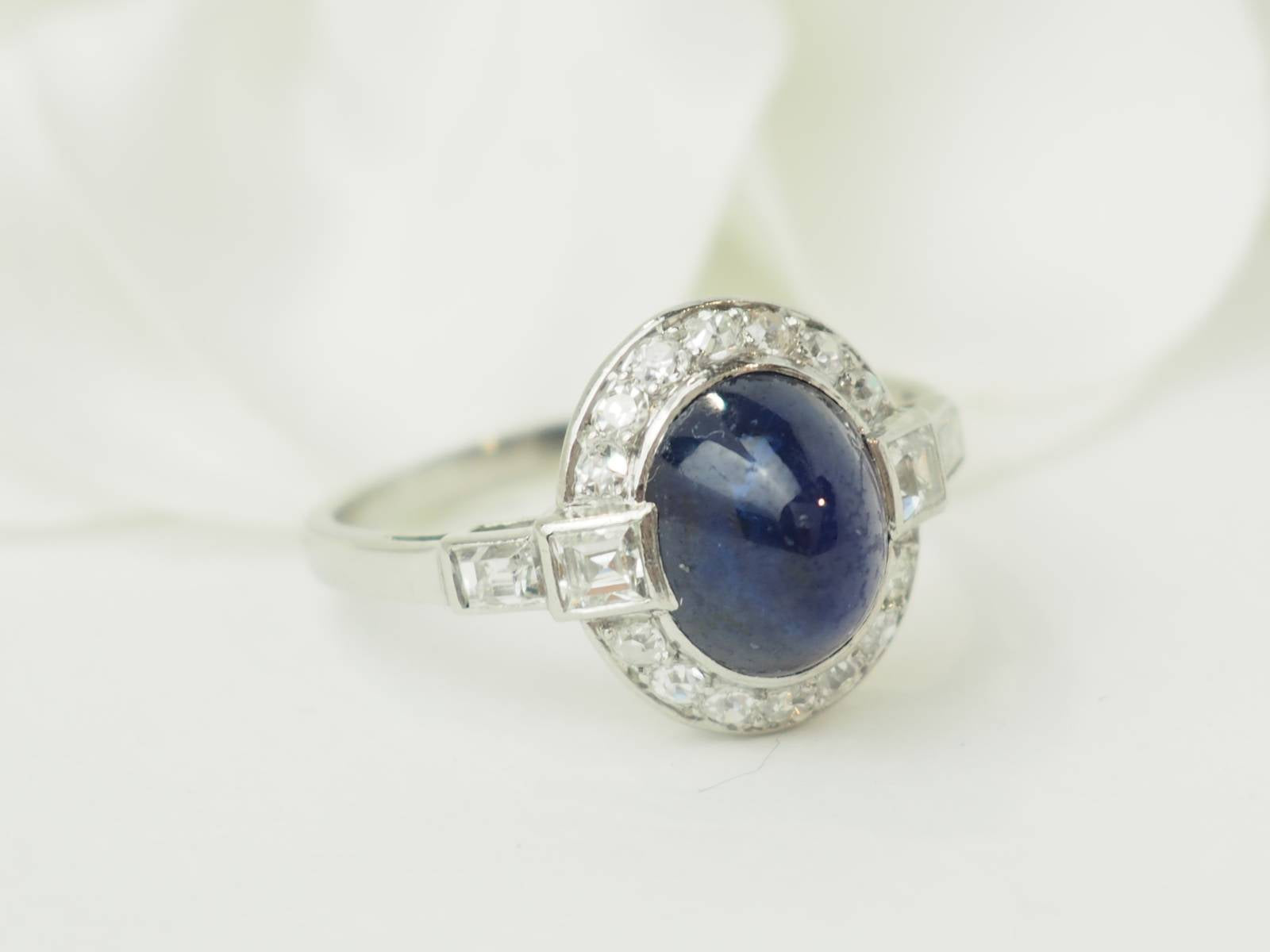 Bague ancienne en platine, saphir cabochon et diamants
